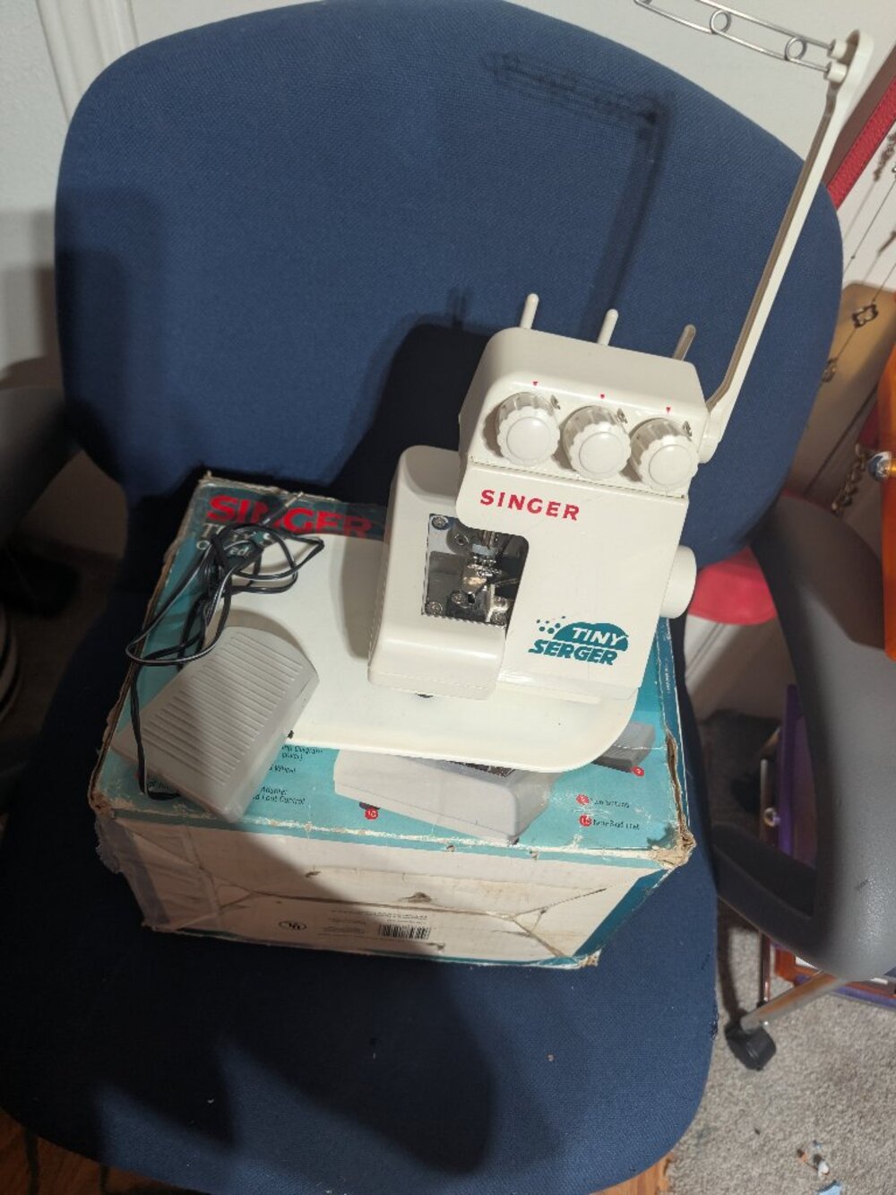 SINGER TINY SERGER OVEREDGING MACHINE WORKS GREAT